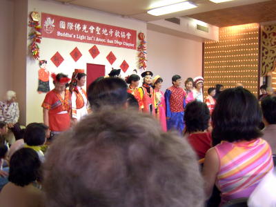 group photo of Chinese folk costume performers
